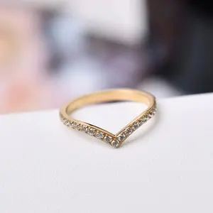 High End 18K Plain Gold Individualidade Dainty Zirconia Metade Pavimentar Irregular Arrow Letter V Anéis Jóias de Moda em Aço Inoxidável