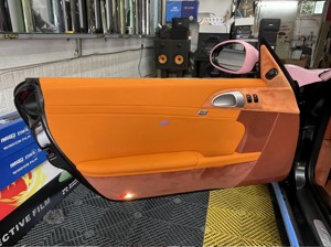 Kit de Reequipamiento Interior Deportivo en Color Naranja Marrón Vibrante para Porsche Boxster/Cayman, Paneles de Puerta en Alcántara y Cuero - Product Image 3