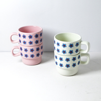 Ensemble de 4 tasses à café en céramique empilables avec support en métal noir, tasses à thé en grès à imprimé floral rose et blanc pour la maison, la cuisine et le bureau