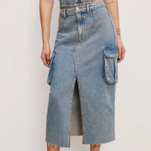 กระโปรงยีนส์เอวสูงสีฟ้าอ่อนคุณภาพสูงสำหรับผู้หญิง ดีไซน์กระเป๋าหลายช่อง ยืดหยุ่น ทันสมัย พร้อมช่องระบายอากาศ - Product Image 1