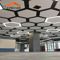 Plafond suspendu acoustique moderne et artistique en fibre de verre 2x4, design carré pour boîte de nuit, grille métallique facile à installer, ignifuge et élégant