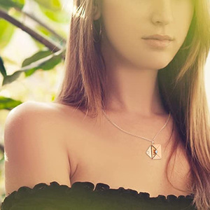 Collana in Acciaio Inossidabile 18k PVD, Gioiello Regalo Placcato Oro con Messaggio 'Ti Amo', Ciondolo Personalizzato a Forma di Lettera d'<span class=keywords><strong>Amore</strong></span> e Busta - Product Image 3