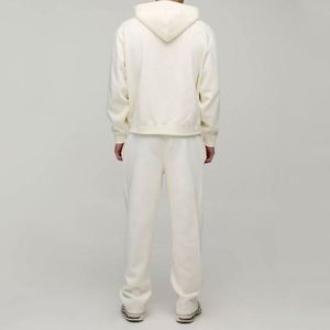 Ensemble de survêtement deux pièces pour homme : sweat à capuche zippé avec motif étoile rouge et lettre M, et pantalon de survêtement coupe droite, couleur blanc crème - Product Image 2