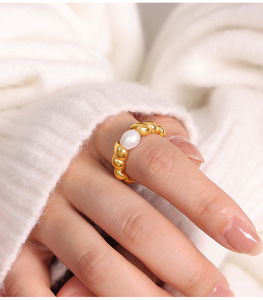 Nouvelle bague en acier inoxydable torsadé plaqué or 18 carats de style vintage de luxe avec perles d'eau douce pour femmes |   Imperméable et résistant à la décoloration - Product Image 6