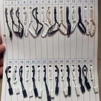 Étiquettes suspendues personnalisées minimalistes en papier blanc avec cordon noir, étiquettes de vêtements imprimées avec logo personnalisé en gros pour les marques de mode