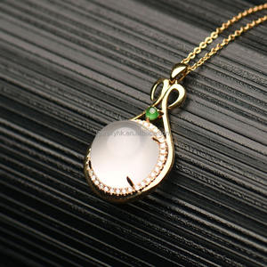 หยกเจดไทย์สีเขียวอ่อนหรูหรา คุณภาพ 5A ระดับพรีเมียม รูปทรงน้ำเต้า ประดับกรงเล็บ - Product Image 4