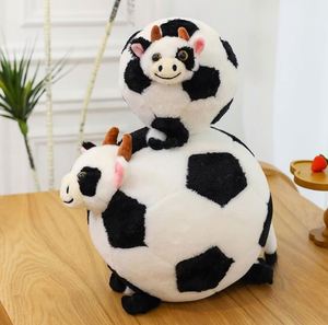 Peluche de vache de football personnalisable, motif dessin animé, adorable, douce, durable, avec broderie, jouet en peluche et oreiller en forme de vache - Product Image 1