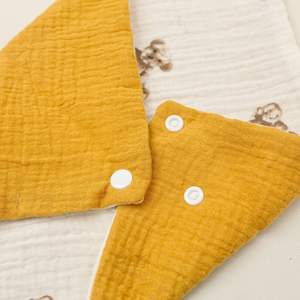 مريلة أطفال حديثي الولادة من القطن 100% مقاومة للماء بطبعات لطيفة للحماية من التسخير والتسنين - Product Image 6