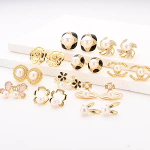 Boucles d'oreilles clous en laiton plaqué or 18 carats avec perles, forme fleur tendance, bijoux pour femme, mariage, mariée, anniversaire - Product Image 5