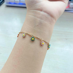 Collar de flores para mujer, cadena de oro, colgante de margarita pintada de colores, joyería para uso diario, estilo sencillo y elegante - Product Image 3