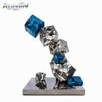 Sculpture d'art métallique moderne en acier inoxydable effet miroir, motif vague d'eau, blocs empilables plaqués bleu, sur mesure par le fabricant