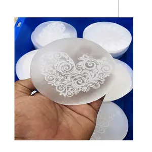 Piastra di ricarica in Selenite a forma di cuore in cristallo di Selenite inciso Feng Shui Crystal Image Bombay Crystals Table Decoration