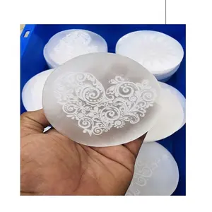 Selenite Opladen Plaat Met Hart Vorm Gegraveerd Selenite Kristal Feng Shui Kristallen Beeld Bombay Kristallen Tafel Decoratie