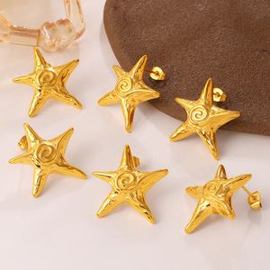 Boucles d'oreilles étoile de mer plaquées or 18 carats en alliage de zinc, design géométrique pour un style vacances - Product Image 1