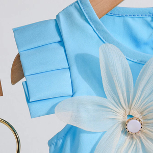 ชุดเสื้อผ้าสองชิ้นสำหรับเด็กผู้หญิง เนื้อผ้านุ่ม ระบายอากาศได้ดี เหมาะสำหรับฤดูร้อน มาพร้อมเสื้อท่อนบนดีไซน์สวยและกางเกงขาสั้นลำลอง - Product Image 3