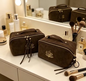 Wholesale 9 Inches Suede Fabric Makeup <b>Bag</b> New Design Cosmetic <b>Bag</b> with Foil Gold Logo Portable <b>Zipper</b> <b>Storage</b> <b>Bag</b> - Product Image 4