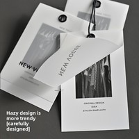 Étiquettes suspendues personnalisées en PP imperméables et indéchirables pour vêtements, chaussettes, chaussures, avec impression de logo, faible MOQ, livraison rapide, durables, pour l'étiquetage des prix de vêtements