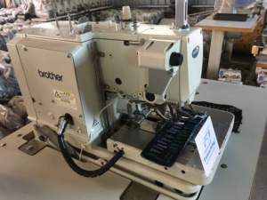 Maquinaria Industrial Usada de Japón: Máquina de Coser Ojales 9820 de Segunda Mano para Prendas de Vestir y Textiles - Product Image 4