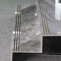 Escaliers modernes gris foncé, marches en carrelage de porcelaine poli effet marbre brillant