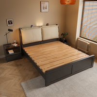 Cadre de lit en chêne massif blanc de style contemporain avec tête de lit simple, lit moelleux et coffre de rangement en bois pour chambre à coucher (maison/hôtel)