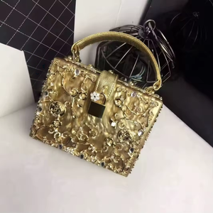 Sac de soirée en acrylique de style européen et américain pour femme, sac à bandoulière unique, sac fourre-tout de luxe pour femme avec pierres de diamant sculptées en métal ajouré - Product Image 1