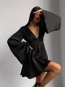 Primavera ed estate satinato nero sexy con scollo <span class=keywords><strong>a</strong></span> V maniche <span class=keywords><strong>a</strong></span> forma di <span class=keywords><strong>campana</strong></span> abito aderente multifunzionale <span class=keywords><strong>gonna</strong></span> corta da donna - Product Image 3