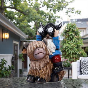 Decorazione divertente all'aperto statua in resina gnomo seduto sulle luci solari della mucca Highland - Product Image 3