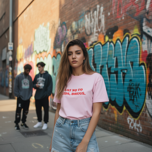 Maglietta rosa con scritta 'Say No To Kids Drugs', maglietta ironica e sarcastica con meme, stile Gen Z - Product Image 3