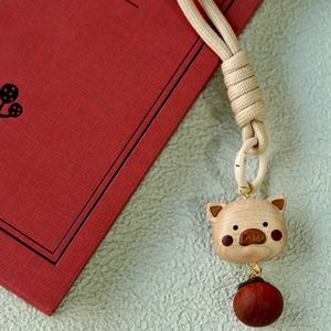 Porte-clés en bois cochon mignon avec breloque kaki pour décoration de téléphone ou cadeau - Product Image 2