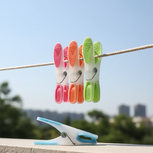 Pinces à <span class=keywords><strong>linge</strong></span> en plastique durables et résistantes au vent, pinces à prise souple avec crochet, design moderne, pinces à sac pour usage domestique - Product Image 1