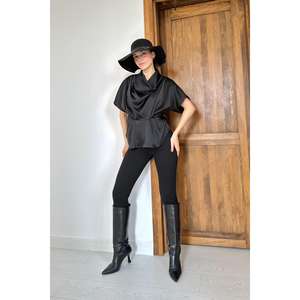 Vêtements européens en gros, chemisiers noirs à col en V - Product Image 1