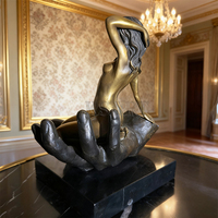 Sculpture d'art créative en bronze de style européen, représentant une femme sexy allongée sur un chaise longue en métal, couleur personnalisable pour utilisation en extérieur dans un jardin.