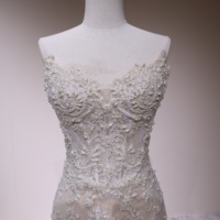 Robe de mariée classique coupe sirène trompette, décolleté cœur, entièrement ornée d'appliques en dentelle, couleur champagne nude, avec traîne chapelle, sur mesure
