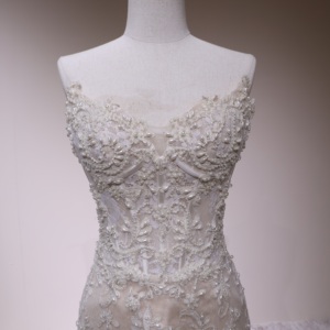 Robe <span class=keywords><strong>de</strong></span> mariée classique coupe sirène trompette, décolleté cœur, entièrement ornée d'appliques en dentelle, couleur champagne nude, avec traîne chapelle, sur mesure - Product Image 5