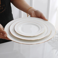 Assiettes de présentation blanches avec bordure dorée pour mariage, fête, style européen, en céramique, pour la table à manger à la maison