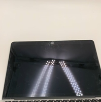 Ordinateur portable MacBook Pro i5 2015 13 pouces 8+128 Go 2,7 GHz, 80 % neuf, idéal pour les études, avec traces d'usage, tapis de souris et sac d'origine inclus.