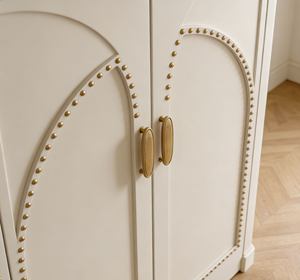 Armoire de chambre à coucher BALOM personnalisée de style français de luxe 2026 avec garniture en arc doré et panneaux sculptés sur mesure - Product Image 5