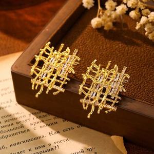 Pendientes de Botón de Metal Tejido Chapados en Oro con Microincrustaciones de Circonita Geométrica de Estilo Europeo Americano de Alta Gama para Mujer, Regalo de Moda - Product Image 1