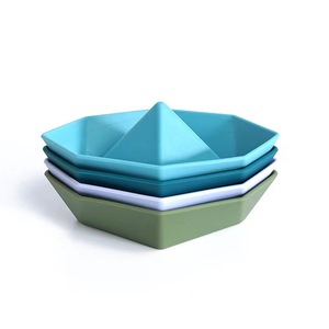 ของเล่นอาบน้ำซิลิโคนเกรดอาหารปลอดสาร BPA สีสันสดใส เรือลอยน้ำสำหรับเด็ก ทนทานและกันน้ำ - Product Image 4