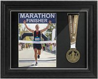 Présentoir de médailles noir 2-en-1 avec tapis pour photos et médailles ou grand support de médailles de table mural – Cadeau pour gagnant de triathlon