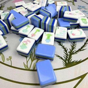 Fichas de Mahjong Americanas de Acrílico Moderno de Cuatro Capas con Patrón Grabado con Láser Azul Fresco para Entretenimiento y Uso en la Luz de la Luna - Product Image 1
