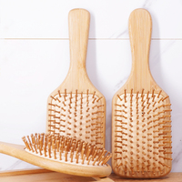 Grande brosse à cheveux naturelle carrée et ovale en bois pour le massage du cuir chevelu.