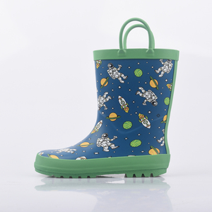 Bottes de pluie imperméables pour enfants avec une coloration bleu-vert, ornées d'imprimés d'astronautes et dotées d'un anse de transport - Product Image 3