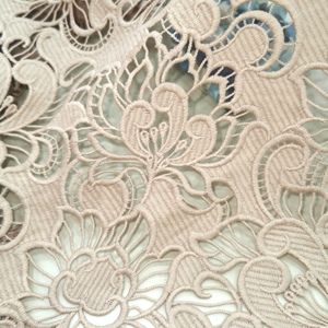 Fábrica De Luxo Água Solúvel Guipure Leite Bordado De Tecido De Renda De Seda Para Casamento Tecido Personalizado 2024 Laço De Flor Macia - Product Image 3