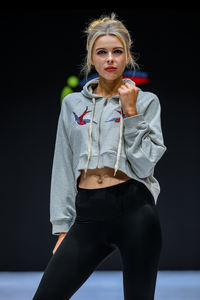 Sudadera con capucha de diseñador de estilo Vintage de primavera para mujer, cuello con capucha y ombligo expuesto corto, patrón de letras impresas, eslogan personalizable - Product Image 4