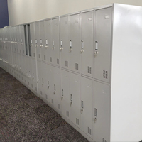 Armoire de salle de sport en fer à quatre portes personnalisée Armoire de rangement en acier de style minimaliste verrouillable pour le personnel Vestiaire Armoire