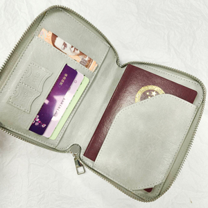 Porta Pasaportes de Cuero Premium con Bloqueo RFID y Clip para Boletos, Logotipo Personalizado, Hecho de Material PU, Directo de Fábrica - Product Image 4