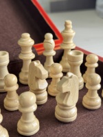 Inventario de fábrica Precio bajo Moq bajo Tablero De Ajedrez Piezas de ajedrez plegables de madera Juego de tableros Juego de obsequios corporativos