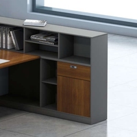 Bureau de direction moderne de luxe en forme de L pour 4 personnes avec cloison de séparation et sièges, mobilier de bureau durable et écologique de qualité E1