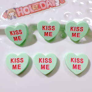 100 pièces/sac mat coeur forme Kiss Me résine breloques pour <span class=keywords><strong>Slime</strong></span> Mobile étui porte-clés bricolage artisanat décoration - Product Image 2